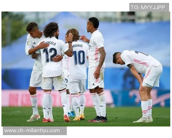 维尼修斯在阿森纳基地训练期间与枪手青训小将亲密合影留念